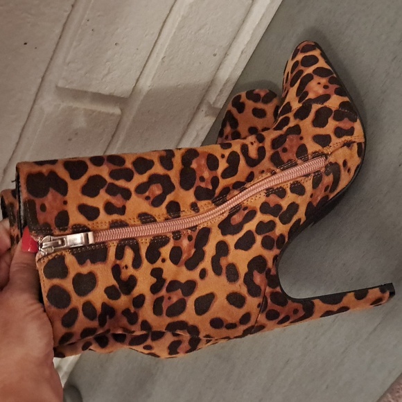 JustFab Yuki Animal Print Faux Suede Zip Up Boots. Size 6 - Picture 5 of 9